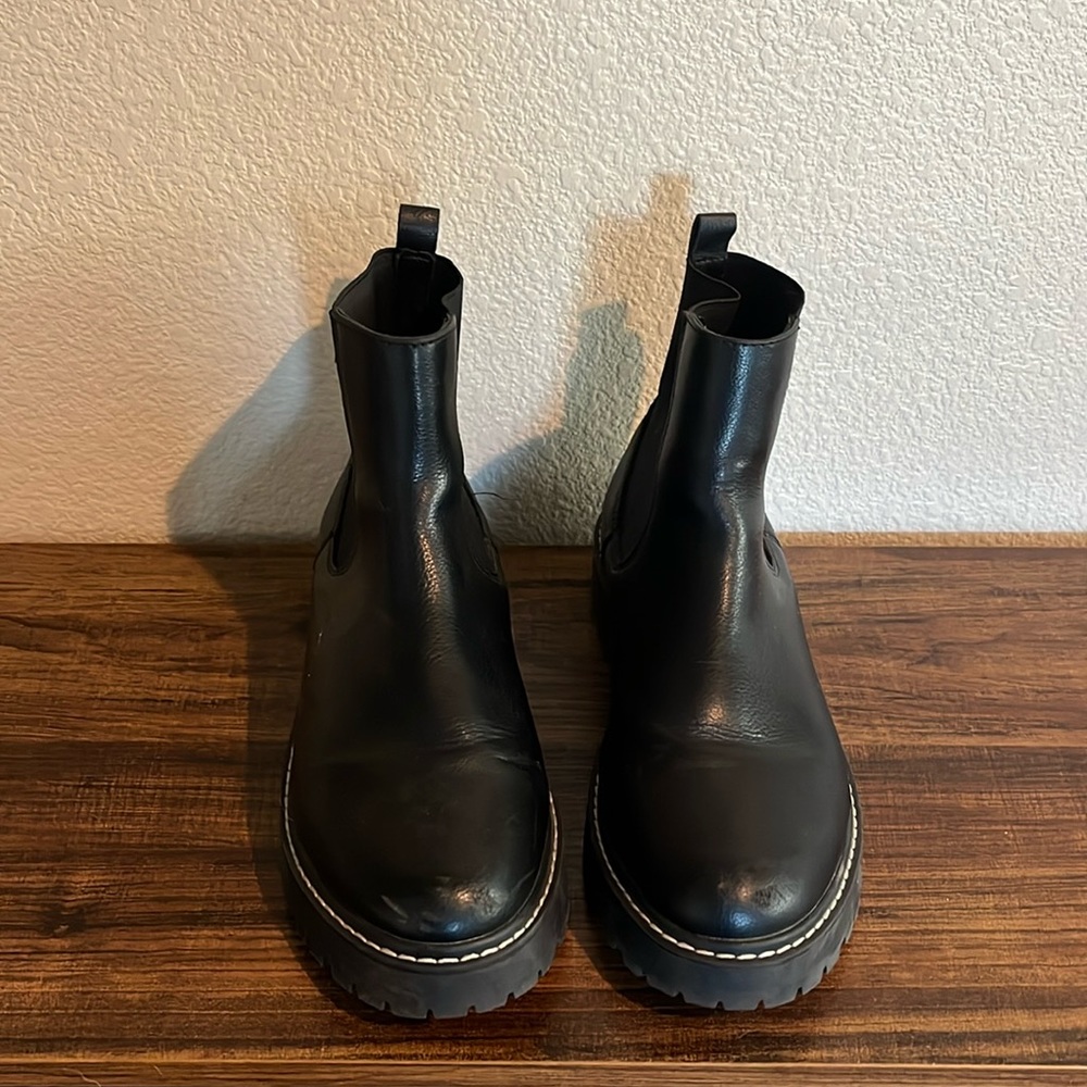 Dolce Vita size 9 Black Chelsea boots.